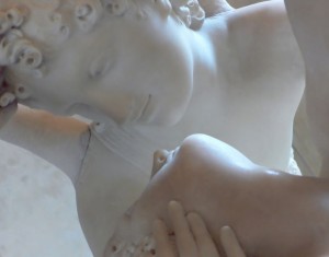 clarita statues kissing